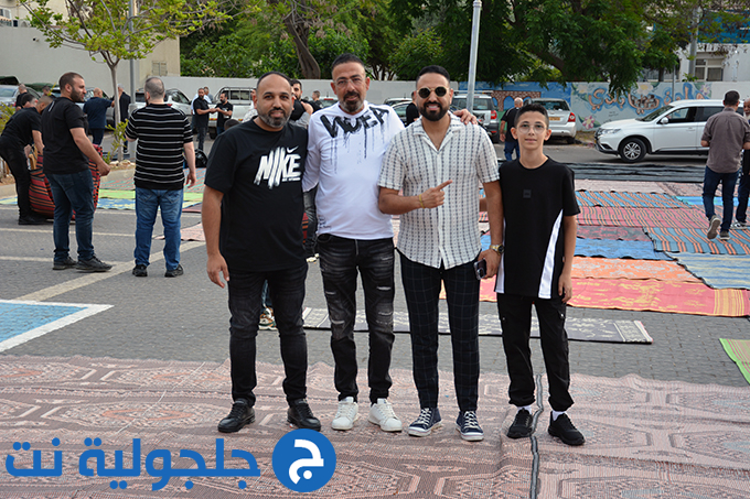 اهالي جلجولية يؤدون صلاة عيد الاضحى في ساحة مسجد الروضة في جلجولية 